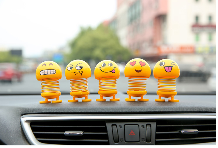 弹簧工仔车载弹力娃娃摇头笑脸公仔表情包趣味斗音同款车内摆件
